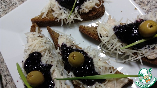 Бутерброды с курицей и черничным соусом
