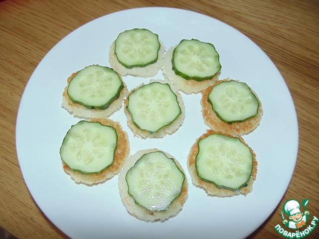 Мини бутерброды с мясным рулетом