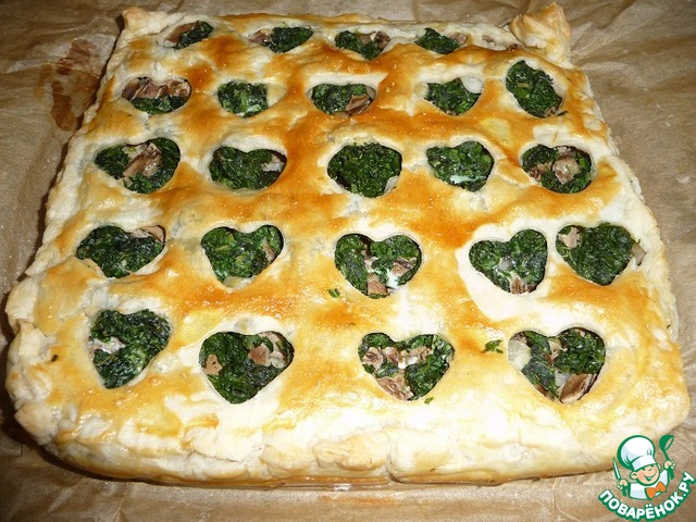Cake of puff pastry with chicken hearts and spinach