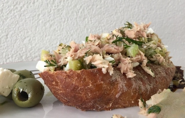 Легкий сэндвич с тунцом и корнишонами