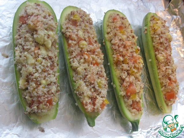 Запеченные кабачки с киноа и овощами