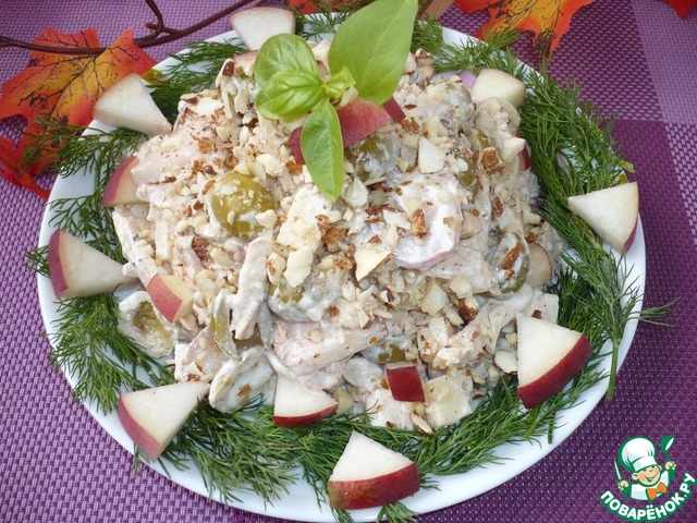 Salad with chicken and peaches