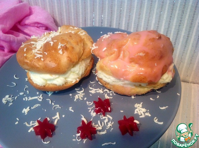 Eclair with mascarpone and raspberry marmalade