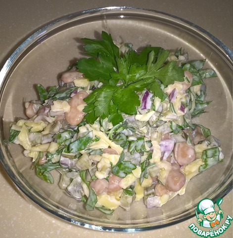 Salad with beans, cucumber and cheese