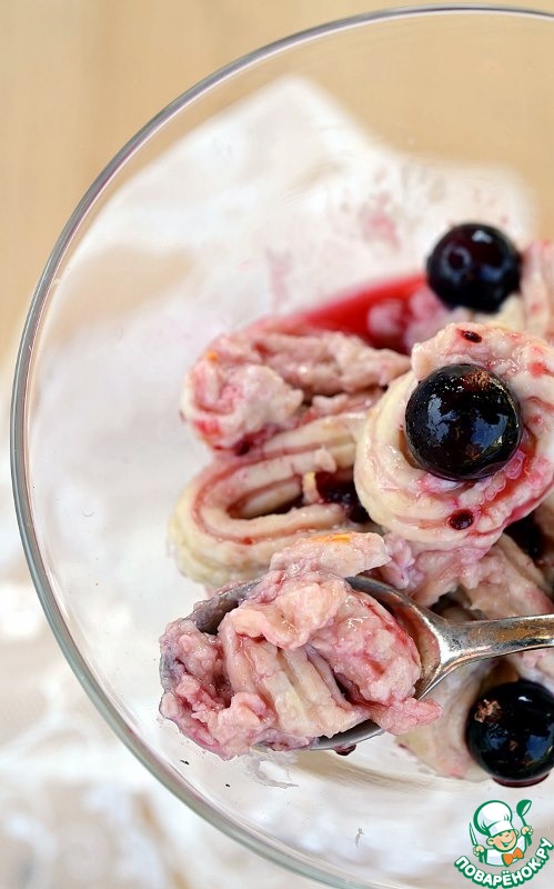 Oatmeal cream with black currants