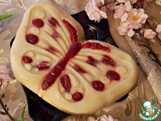 Dessert-ice cream with fruit jelly