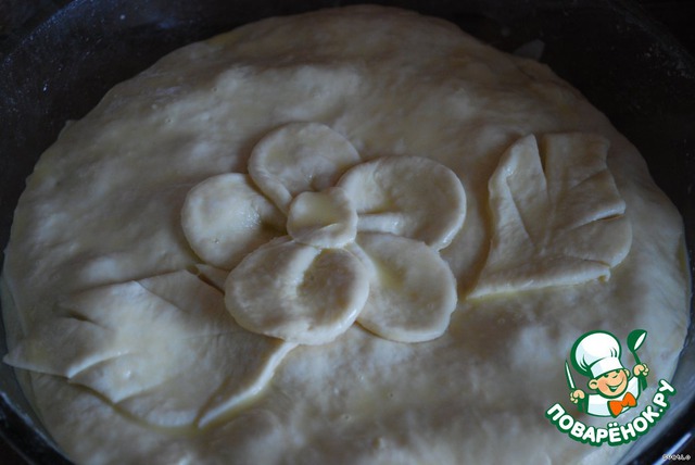 Cake of puff pastry with chicken