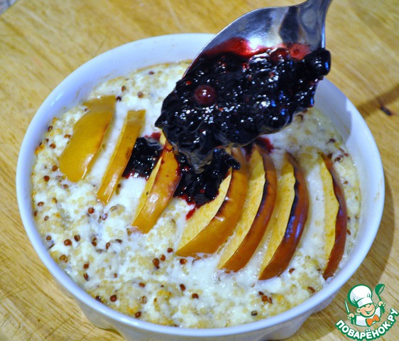 Quinoa with Apple and cheese sauce, honeysuckle