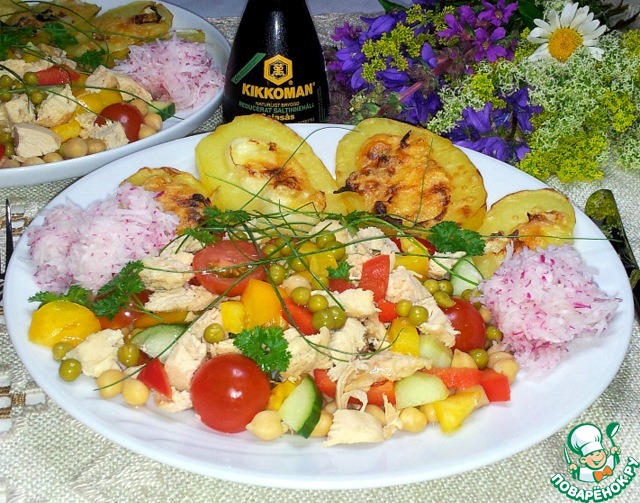 Vegetable salad with chicken and chickpeas