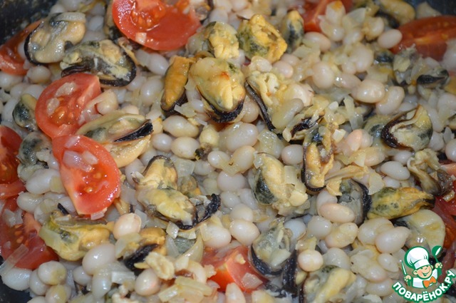 Warm salad with beans and mussels