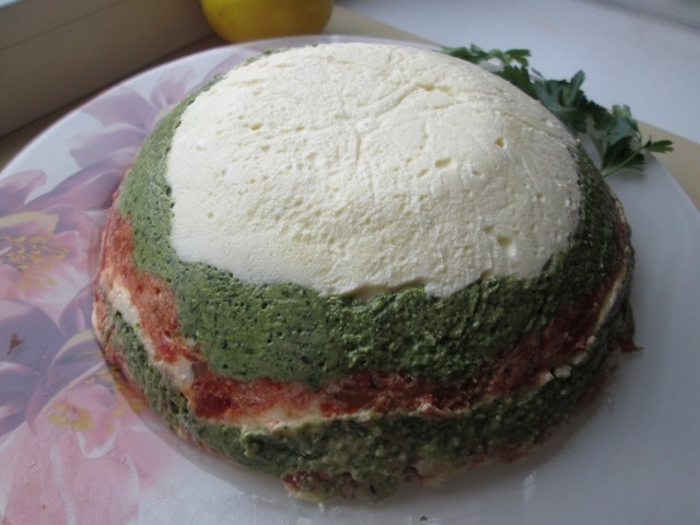 Cake sun-dried tomatoes and pesto