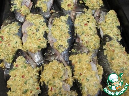 Запеченные караси с зеленым маслом