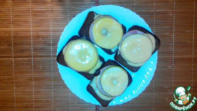 Горячие бутерброды с ветчиной и яблоком