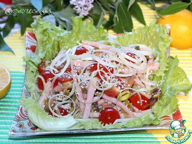 Salad with leek, meat and sesame seeds