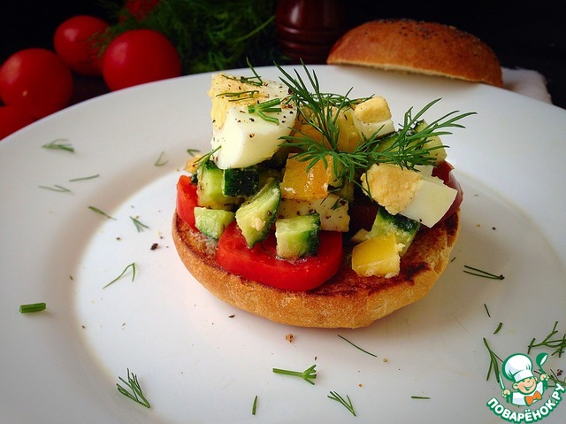 Хрустящая булочка с яйцом и овощами