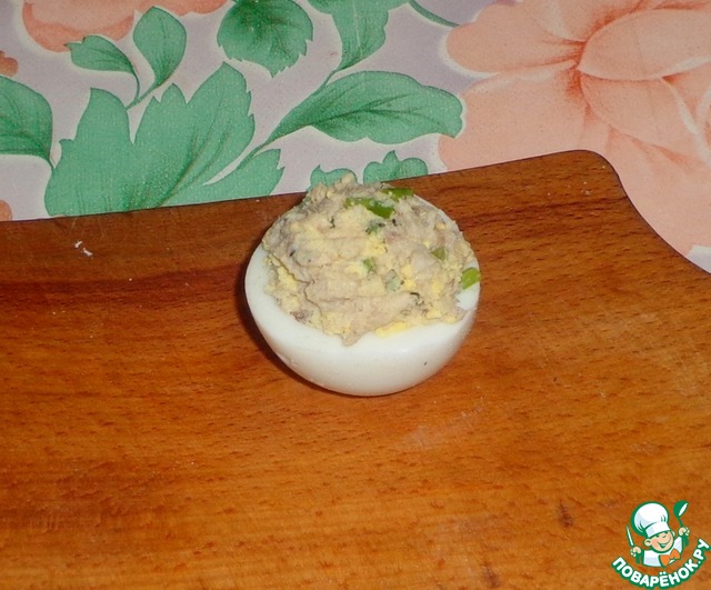 Яйца с курагой и рыбным паштетом