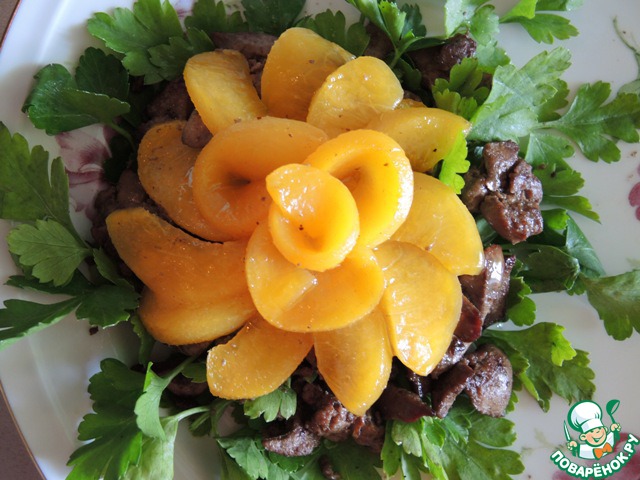 Warm salad with chicken liver and peaches