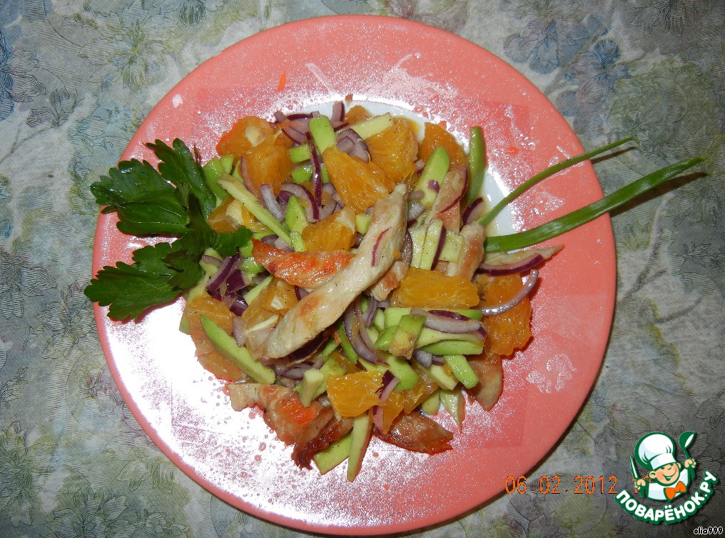 Salad with chicken and avocado