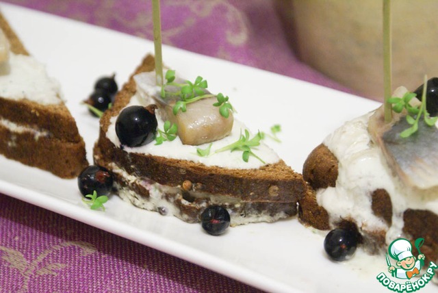Канапе с сельдью и джемом из черной смородины