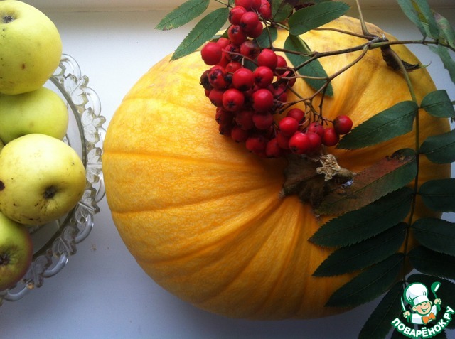 Pumpkin cake with lime cream