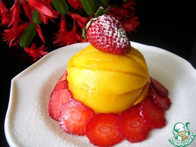 Strawberry cheesecake dessert with mango