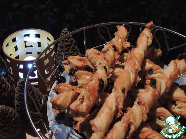 Слоено-сырные спиральки с вялеными томатами