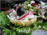 Cheese baskets with salad