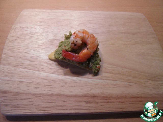 Гуакамоле с креветками на чипсах