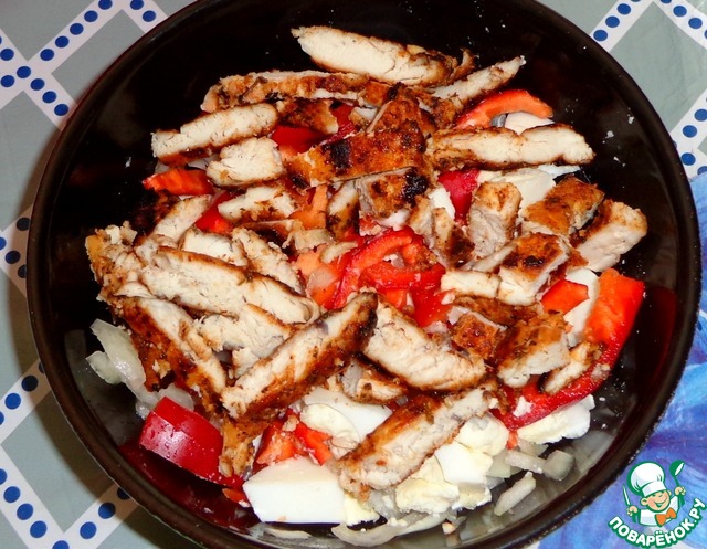 Salad with chicken and sweet peppers