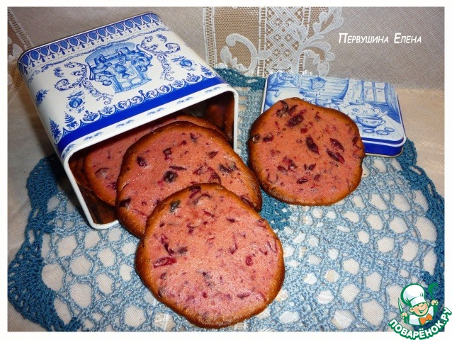 Pink mini-cakes with cranberries