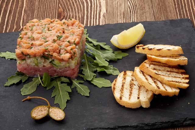 Трио тар тар из морепродуктов с хрустящими гренками