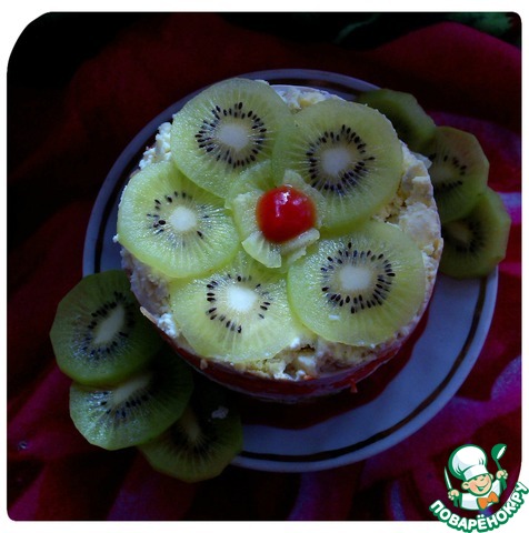 Layered salad with chicken and kiwi
