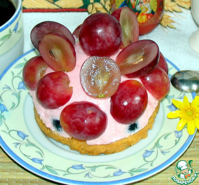 Mini cheesecake with grapes