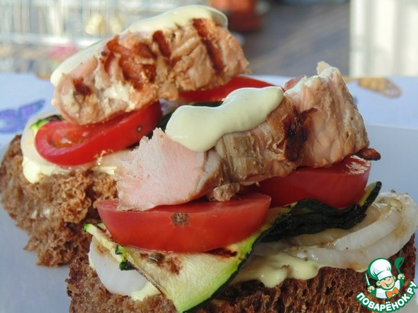 Бутерброды с кетой и овощами на гриле