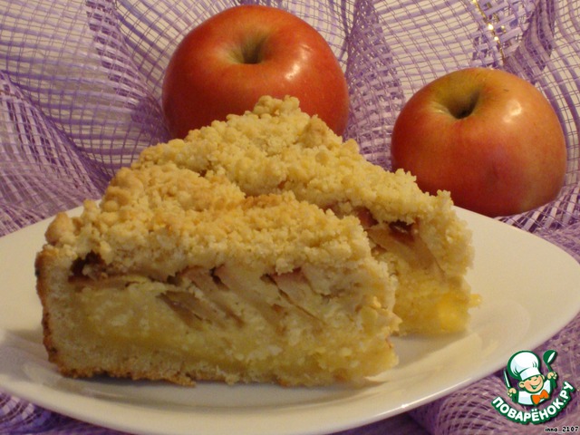 Curd pie with apples and cashews