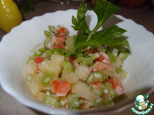 Салат из сельдерея с ананасами и семгой
