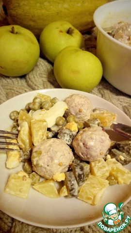 Piquant salad with chicken meatballs