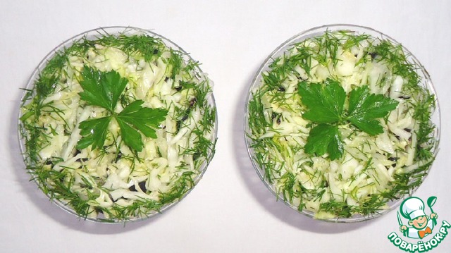 Салат из свежей капусты с черникой и орехами