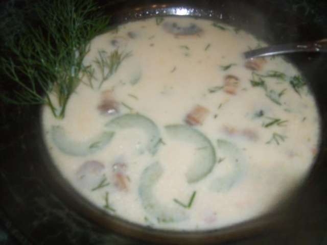 Cucumber-cream soup with smoked meat