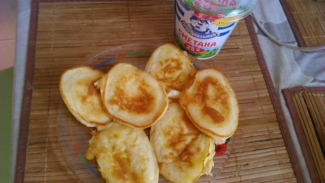 Pancakes with zucchini and garlic
