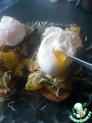 Вкусная итальянская закуска. Брускетта с овощами и яйцом-пашот