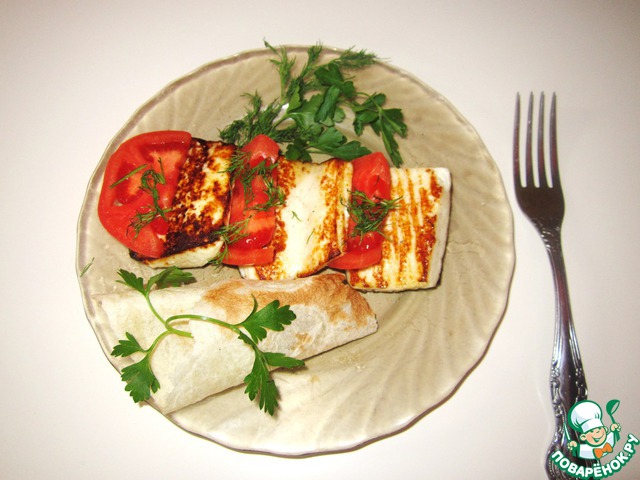 Жареный сыр с помидором