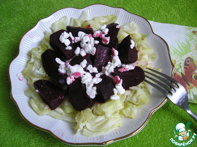 Закуска из томленой свеклы с гарниром из капусты и рассыпчатого творожного сыра