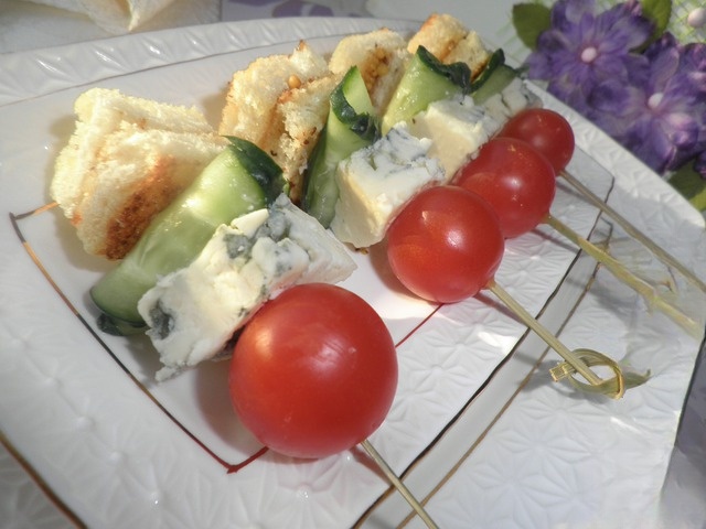 Canapés with blue cheese and cherry
