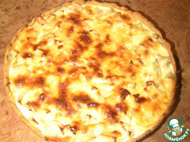 Quiche with chicken and apples