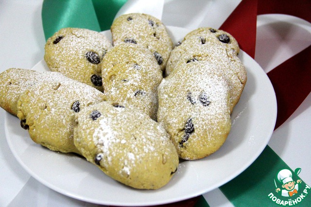 Corn biscuits with raisins and pine nuts