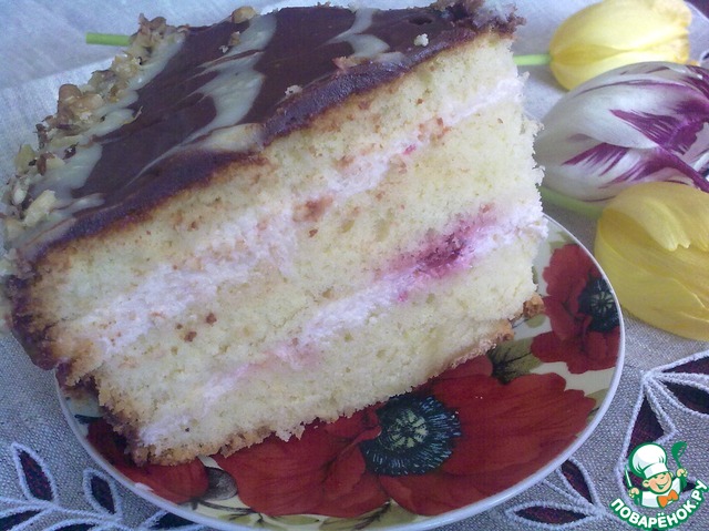 Cake with yoghurt and sour cream mousse