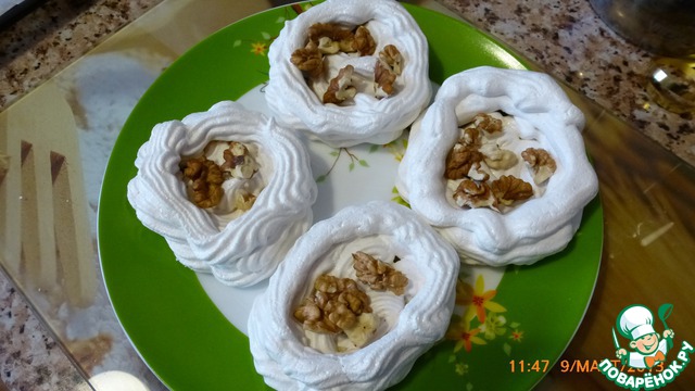 Baskets of meringues