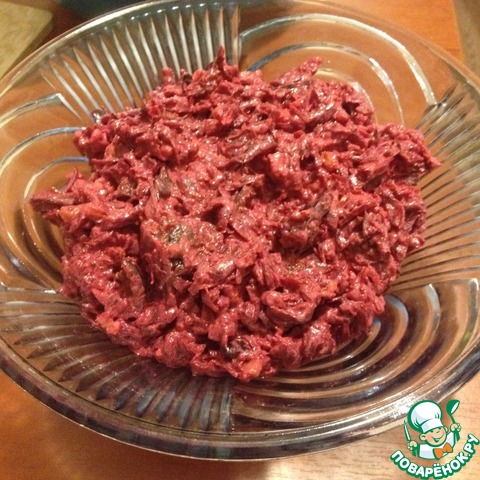 Салат со свеклой, черносливом и грецким орехом