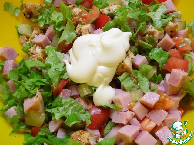 Salad with chicken and ham